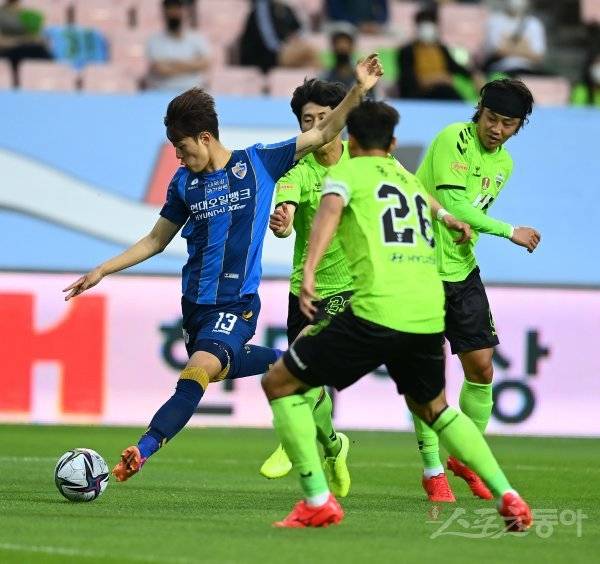 5월19일 프로축구 ‘하나원큐 K리그1 2021’ 전북현대와 경기에서 울산현대 김민준(왼쪽에서 첫 번째)이 선제골을 성공시키고 있다. 스포츠동아DB