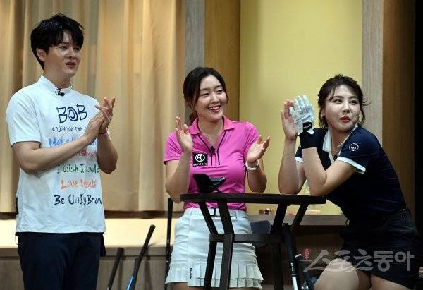 스포츠동아가 새롭게 론칭하는 유튜브 채널 ‘골프TV 일파만파’가 서울 용산구 프렌즈 아카데미 한남에서 첫 촬영을 가졌다. 신인선, 이소정 프로골퍼, 윤민정 프로골퍼가 샷 대결을 지켜보고 있다. 김민성 기자 marineboy@donga.com