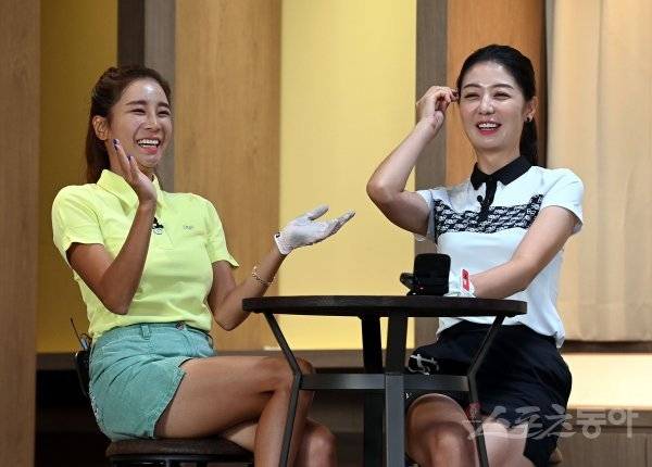 스포츠동아가 새롭게 론칭하는 유튜브 채널 ‘골프TV 일파만파’가 서울 용산구 프렌즈 아카데미 한남에서 첫 촬영을 가졌다. 공유진 골퍼, 김보애 골퍼가 경기 도중 환한 미소를 짓고 있다. 김민성 기자 marineboy@donga.com