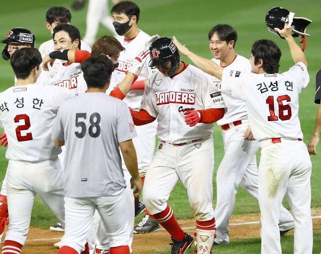 ▲ 이재원의 끝내기 안타로 승리한 SSG ⓒSSG랜더스