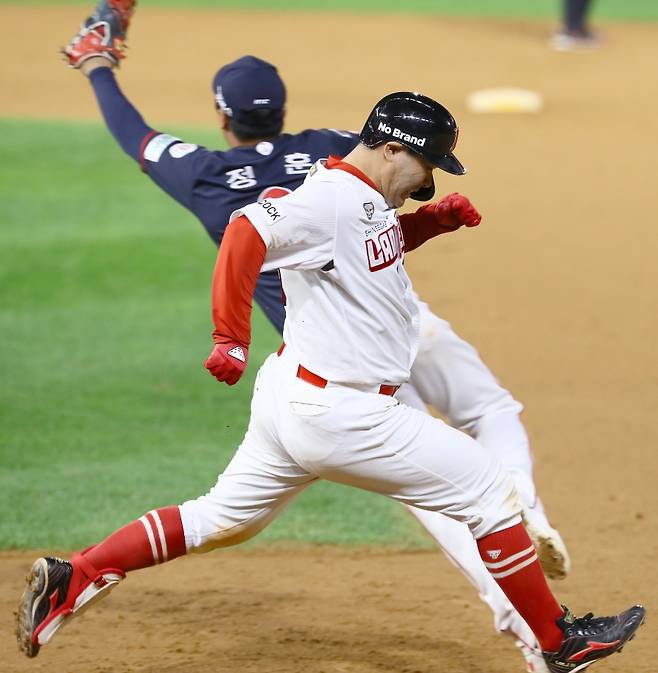 ▲ 전력질주 끝에 끝내기 안타를 만들어낸 SSG 이재원 ⓒSSG랜더스