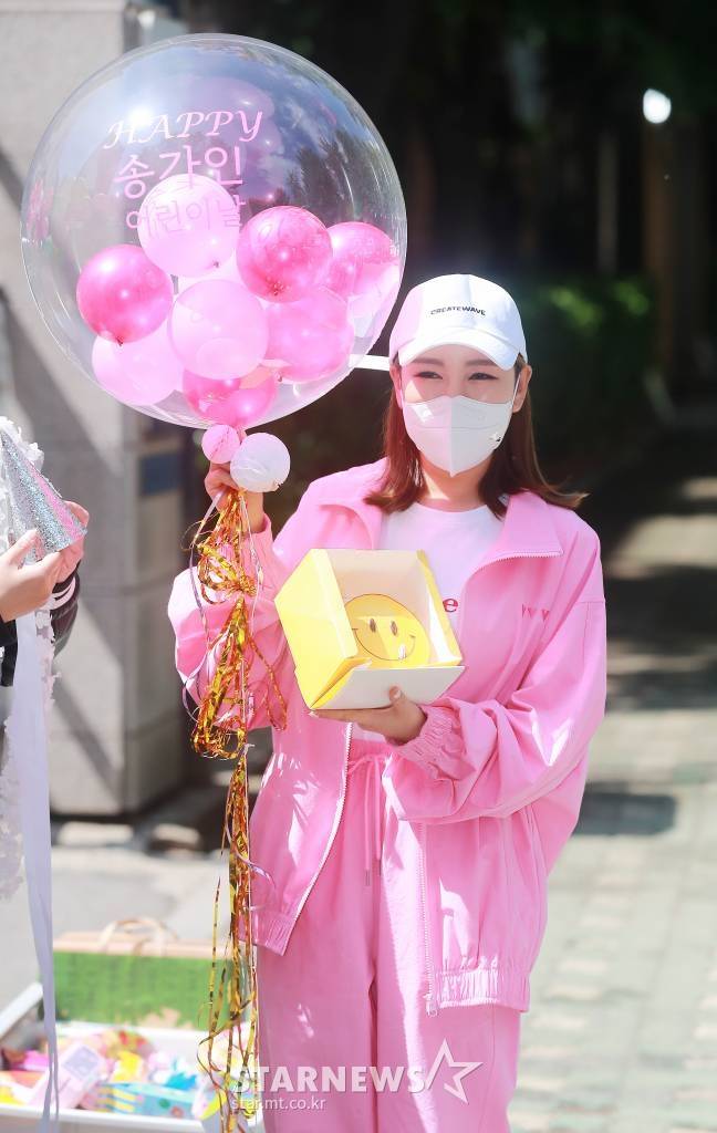 가수 송가인이 5일 오전 서울 여의도 KBS 신관에서 진행된 '트롯매직유랑단' 녹화에 앞서 팬들로부터 어린이날 선물을 받고 포즈를 취하고 있다. /2021.05.05 /사진=이동훈 기자 photoguy@