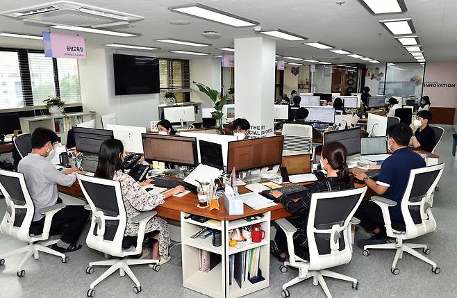 T자형 책상 배치 원형으로 공간 혁신  [부산교육청 제공]