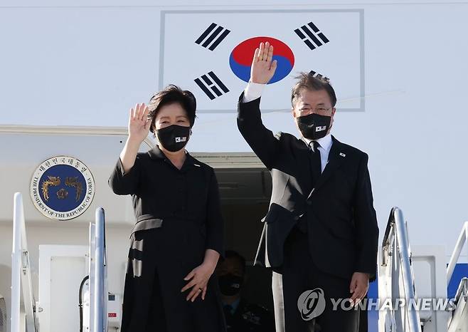 귀국하는 문재인 대통령 (호놀룰루=연합뉴스) 최재구 기자 = 문재인 대통령과 김정숙 여사가 22일(현지시각) 미국 히캄 공군기지에서 뉴욕 및 하와이 방문을 마치고 귀국을 위해 공군 1호기에 올라 손을 들어 인사하고 있다.  2021.9.23 jjaeck9@yna.co.kr