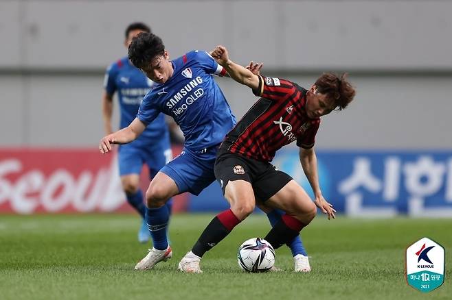 5월 29일 슈퍼매치 당시 볼 다투는 수원의 김민우와 서울의 조영욱 [한국프로축구연맹 제공. 재판매 및 DB 금지]