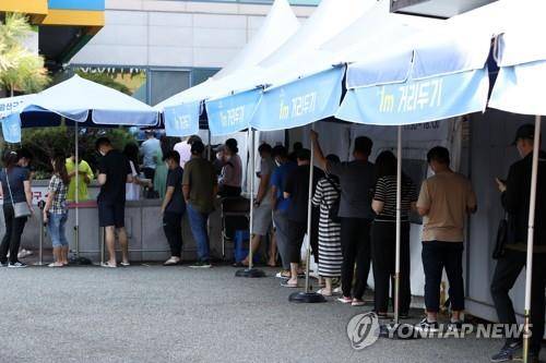 연휴 마지막 날 코로나19 검사 행렬  (광주=연합뉴스) 정회성 기자 = 추석 연휴 마지막 날인 지난 22일 오후 광주 광산구 선별진료소 모습.