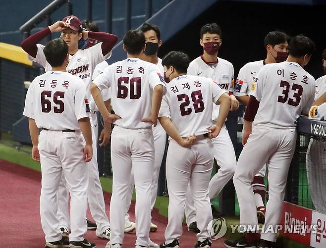 모자 고쳐 쓰는 안우진 (서울=연합뉴스) 임헌정 기자 = 23일 오후 서울 구로구 고척스카이돔에서 열린 2021 KBO리그 NC-키움 경기.
    방역 수칙을 위반해 징계를 받은 키움의 우완 투수 안우진이 경기 시작에 앞서 모자를 고쳐쓰고 있다. 2021.9.23 kane@yna.co.kr