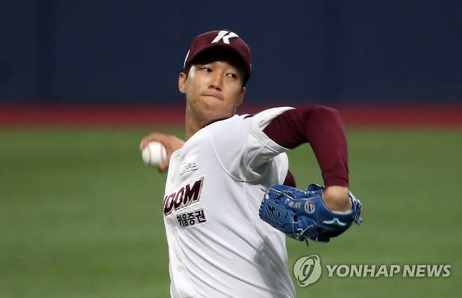 복귀한 키움 투수 안우진 (서울=연합뉴스) 임헌정 기자 = 23일 오후 서울 구로구 고척스카이돔에서 열린 2021 KBO리그 NC-키움 경기.
    방역 수칙을 위반해 징계를 받은 키움의 우완 투수 안우진이 경기 시작 전 몸을 풀고 있다. 2021.9.23 kane@yna.co.kr