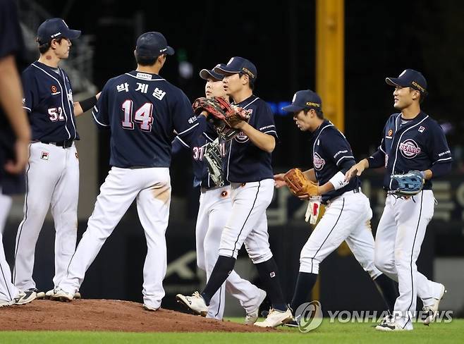 두산 파죽지세 6연승 (광주=연합뉴스) 조남수 기자 = 23일 광주-기아챔피언스필드에서 열린 2021 프로야구 두산 베어스와 KIA 타이거즈의 경기에서 3-1로 승리한 두산 선수들이 기뻐하고 있다. 2021.9.23 iso64@yna.co.kr