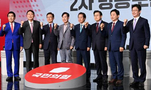 국민의힘 대선 경선 예비후보들이 23일 서울 강서구 ASSA 스튜디오에서 열린 국민의힘 제20대 대통령후보자 선거 제2차 방송토론회에 앞서 기념촬영을 하고 있다. (사진=연합뉴스)