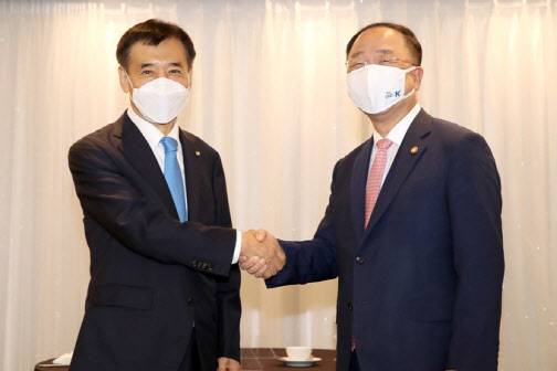 이주열 한국은행 총재(사진 왼쪽)가 7월 2일 오전 서울 중구 프레스센터에서 열린 홍남기 경제부총리와의 회동에서 기념촬영을 하고 있다. (사진=한국은행)