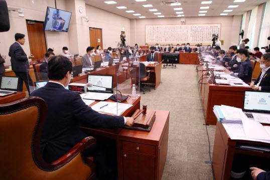 여야가 24일 국회 법제사법위원회 전체회의에서 상대 당 유력 대선주자를 둘러싼 의혹을 두고 난타전을 벌였다. (사진=연합뉴스)