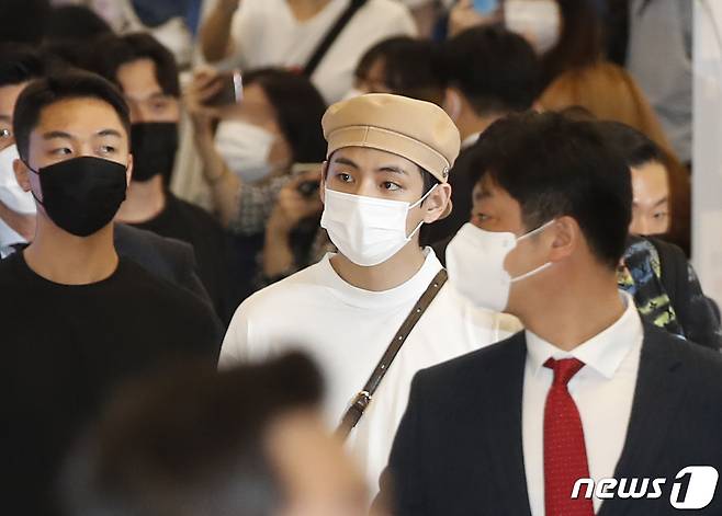 방탄소년단(BTS) 뷔가  24일 새벽 인천국제공항을 통해 입국하고 있다. 2021.9.24/뉴스1 © News1 권현진 기자