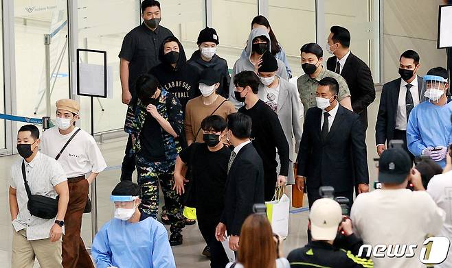 방탄소년단(BTS) RM , 진, 슈가, 제이홉, 지민, 뷔, 정국이 UN 총회를 성공적으로 마치고 24일 새벽 인천국제공항을 통해 입국하고 있다. 2021.9.24/뉴스1 © News1 권현진 기자