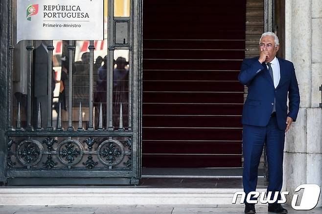 안토니오 코스타 포르투갈 총리가 2일(현지시간) 리스본 코메르시우 광장에서 페드로 산체스 스페인 총리를 기다리고 있다. © AFP=뉴스1 © News1 우동명 기자