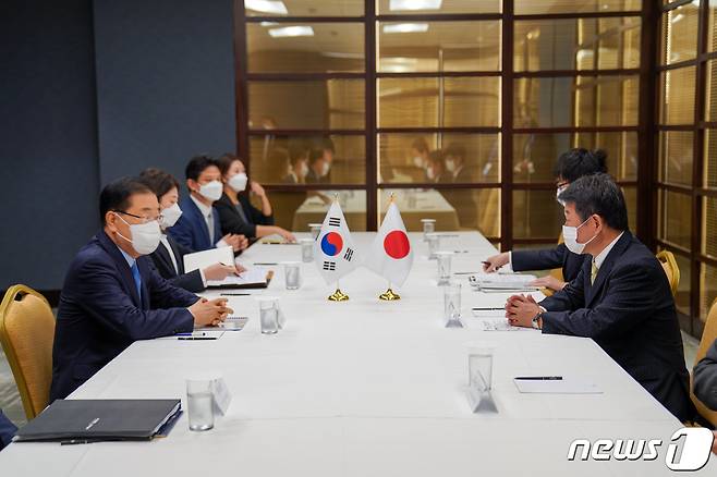 유엔총회 참석차 미국을 방문 중인 정의용 외교부 장관은 23일(현지시간) 뉴욕에서 모테기 도시미쓰 일본 외무상과 한일 외교장관 회담을 가졌다.(외교부 제공)© 뉴스1