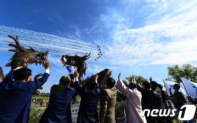공군 특수비행 팀인 '블랙이글'의 에어쇼 장면./뉴스1 © News1 김재수 기자
