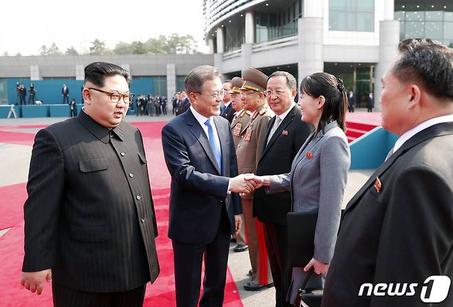 문재인 대통령이 27일 판문점에서 김정은 북한 국무위원장의 소개로 김여정 당중앙위원회 제1부부장과 악수하고 있다.(한국공동사진기자단) 2018.4.27/뉴스1 © News1 이재명 기자