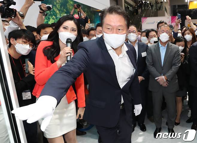 최태원 SK그룹 회장(가운데). 2021.9.8/뉴스1 © News1 이성철 기자