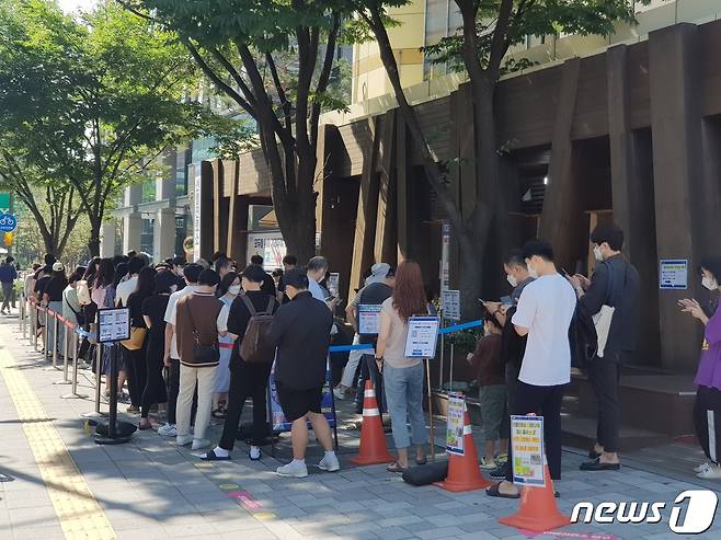 24일 오전 서울 송파구 보건소 선별진료소에 검사를 받기 위해 줄을 선 시민들. © 뉴스1 이정후 기자