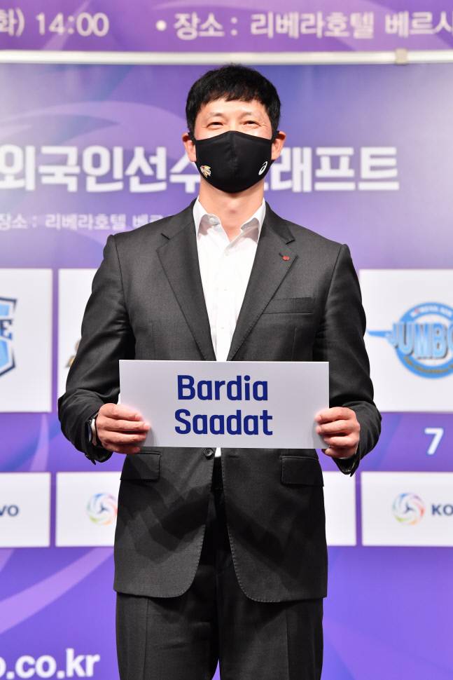 지난 외국인선수 드래프트에서 사닷을 뽑은 한국전력의 장병철 감독.연합뉴스