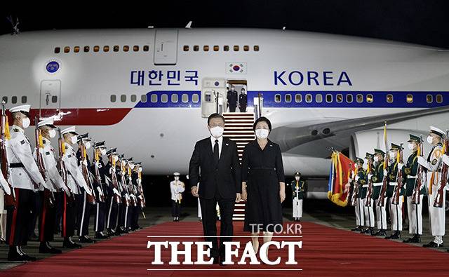 3박5일 미국 일정을 마치고 귀국한 문재인 대통령과 김정숙 여사.
