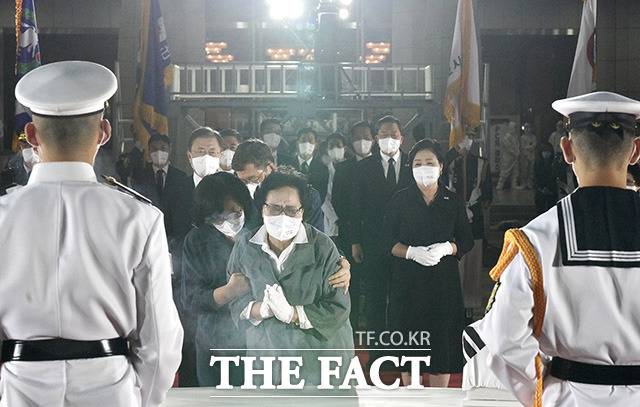 오열하는 유가족.