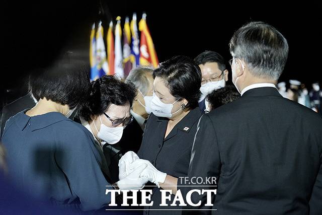 유족 손잡아 위로하는 김정숙 여사.