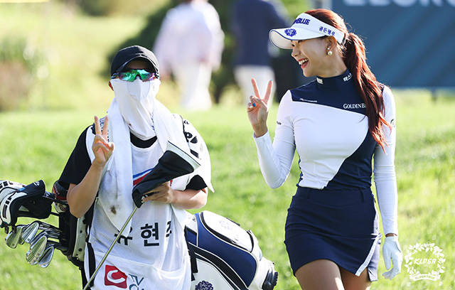 한국여자프로골프(KLPGA)투어 '엘크루-TV조선 프로 셀러브리티 2021' 1라운드 경기가 24일 경기도 안산시 아일랜드CC에서 열린 가운데 김효주(왼쪽)와 유현주가 포즈를 취하며 이동하고 있다. /KLPGA제공