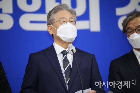 24일 경남도의회 대회의실에서 더불어민주당 이재명 대선 예비후보가 정책을 발표하고 있다./이상현 기자 lsh2055@