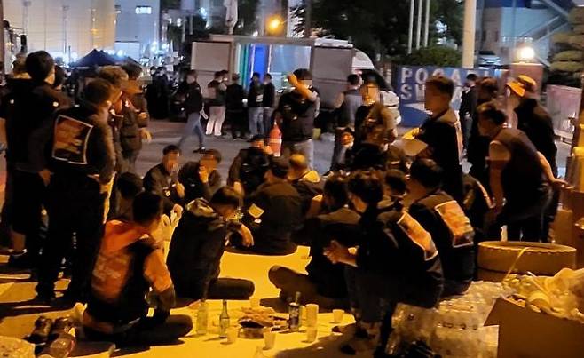 지난 23일 SPC삼립 청주공장으로 집결한 민주노총 화물연대의 일부 노조원들이 오후 10시쯤 공장 인근에서 음주를 하고 있다. /뉴시스