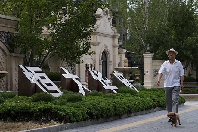 중국의 대형 민간 부동산 개발업체 헝다(恒大·에버그란데) 그룹이 베이징에 건설한 아파트 단지 앞을 15일 한 남성이 지나가고 있다. /연합뉴스