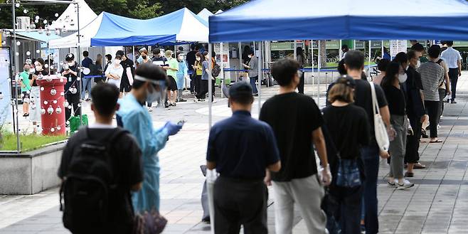 경기도 성남시 야탑역에 마련된 선별진료소에 코로나19 검사를 받으려는 시민들이 줄지어 서있다. 성남(경기)=이동근기자 foto@etnews.com