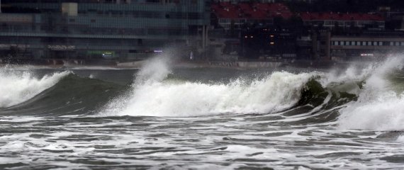 제14호 태풍 '찬투'가 북상 중이었던 지난 17일 부산 해운대해수욕장에서 파도가 높게 일고 있다. /사진=뉴스1