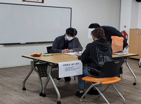 서울 강북구 담배꽁초 수거보상제 접수 현장.