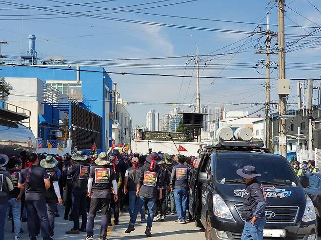 화물연대 소속 노동자들이 24일 오전 에스피시 삼립 청주공장 앞에서 경찰과 대치하고 있다.