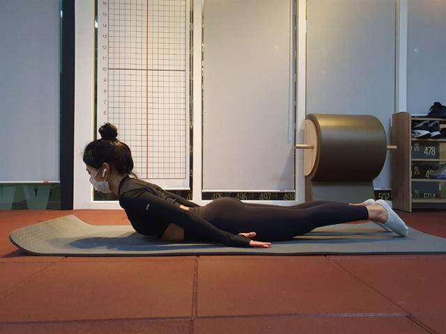 차려 자세에서 상체를 들어올리는 방식으로 반복한다. 피트니스위 제공