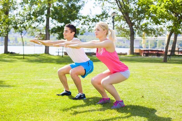 크런치, 슈퍼맨 등 운동, 힙 브릿지 등 보조운동을 활용하면 전신을 자극하는 스쿼트를 할 수 있다. 게티이미지뱅크