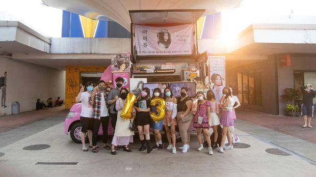 인도네시아 팬들이 푸드트럭 앞에서 가수 아이유의 데뷔 13주년을 축하하고 있다. 드틱닷컴 캡처