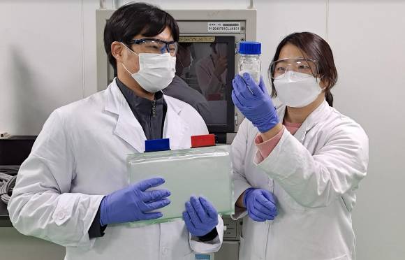 국내 배터리 3사들이 우수 인력 채용을 위해 팔을 걷어 부쳤다. 사진은 SK이노베이션 기술혁신연구원에서 연구원들이 차세대 배터리 기술을 연구하고 있는 모습. [사진=SK이노베이션 ]