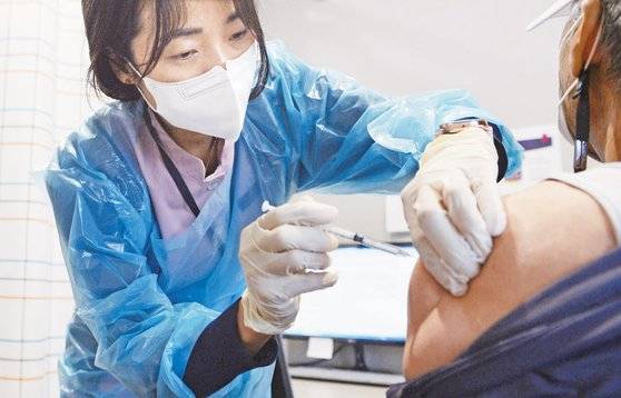 정부가 모든 자원을 집중해 코로나19에 맞서고 있다. 10월 말 백신 접종 완료율이 70%로 올라가면, 11월 중순 위드 코로나로 전환될 수 있다. 대전시 유성구 대전코젤병원에서 의료진이 시민에게 백신을 접종하고 있다. [중앙포토]