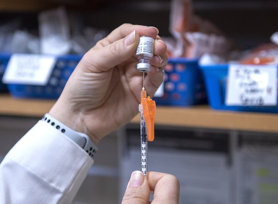 지난 3월19일(현지시간) 캐나다 핼리팩스의 한 약국에서 의료진이 신종 코로나바이러스 감염증(코로나19) 화이자 백신 접종을 준비하고 있다. 사진은 기사와 관련이 없습니다. AP=연합뉴스