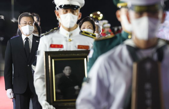 방미 일정을 마치고 귀국한 문재인 대통령과 김정숙 여사가 23일 밤 서울공항에서 열린 국군 전사자 유해 봉환식에서 의장병이 국군 전사자 유해를 운구하는 모습을 지켜보고 있다. 연합뉴스