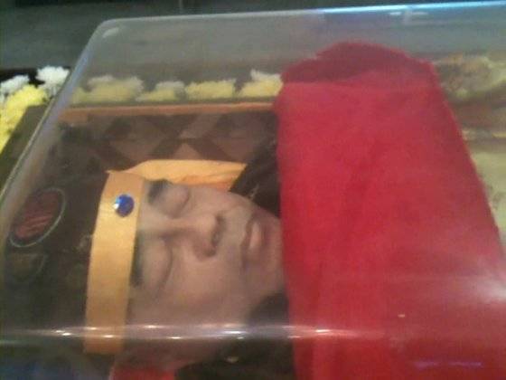 조희팔이 2011년 12월 중국에서 숨진 뒤 치렀다는 장례식 장면. 투명한 관 덮개 아래로 조희팔의 얼굴이 보인다. 사진 바른가정경제 실천을 위한 시민연대