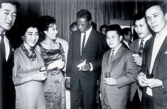 1965년 내한공연한 미국 가수 냇 킹 콜. 맨 왼쪽이 위키 리. 냇 킹 콜 오른쪽이 최희준. 맨 오른쪽이 가수 유주용. [사진 성승모, 중앙포토]