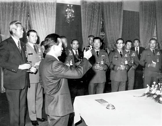 1975년 군 지휘관을 접견하는 박정희 대통령. 맨 왼쪽이 당시 서종철 국방장관. 그 옆이 노재현 합참의장으로 보인다. [중앙포토]