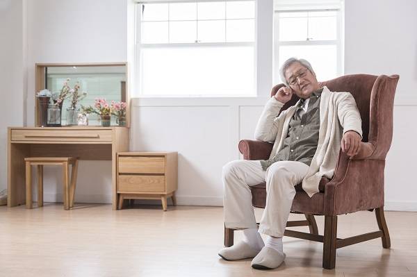 노인 폐렴은 기침, 고열, 가래 등 전형적인 폐렴증상이 안 나타나는 경우가 많다. 이유 없이 무기력해 하고 식욕이 저하되거나 자꾸 졸려 하면 폐렴을 의심해야 한다(사진=클립아트코리아).