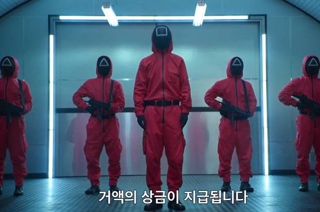 456억원의 상금을 놓고 벌이는 목숨을 건 서바이벌 게임을 그린 <오징어게임>이 한국 드라마 최초 미국 넷플릭스에서 1위를 기록하며 화제를 모으고 있다. 그밖에 홍콩, 말레이시아, 카타르, 필리핀, 싱가포르, 대만, 태국 등에서도 1위에 랭크됐다. 넷플릭스 제공