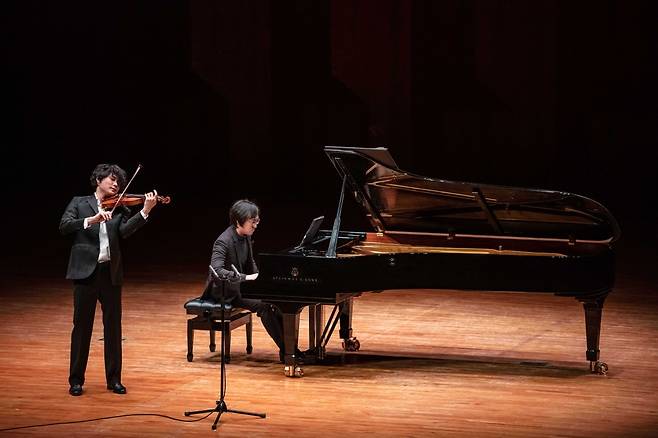 　Violinist Yang In-mo peforms in a recial marking the release of his album “The Genetics of Strings” with pianist Hong Sa-hun at the Seoul Arts Center Concert Hall on March 13. (Moon Hyuck-hoon/Credia)
