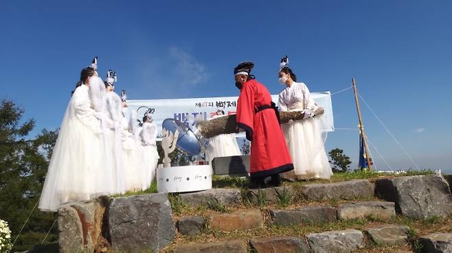 제67회 백제문화제 백제혼불채화 장면.